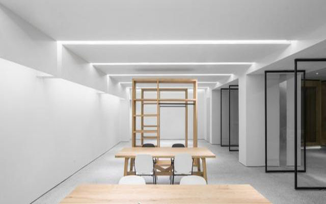公裝行政人員在辦公室裝修施工現(xiàn)場(chǎng)的職責(zé)是什么？